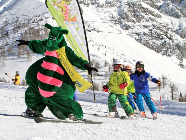 Kinderskikurs mit Kali, dem Ramsaurier © Photo Austria_HP Steiner
